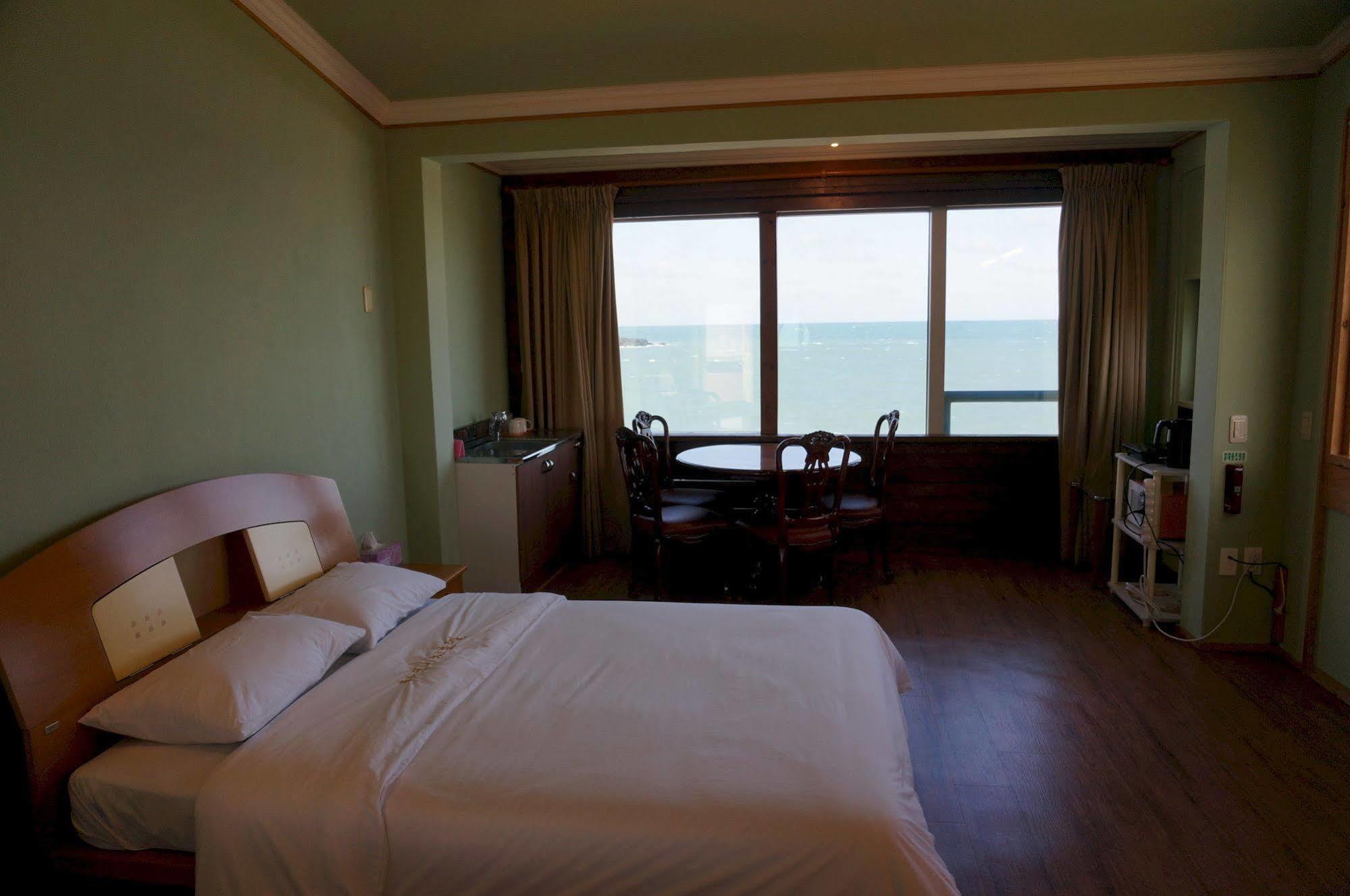 Park Beach Hotel Jeju Bagian luar foto