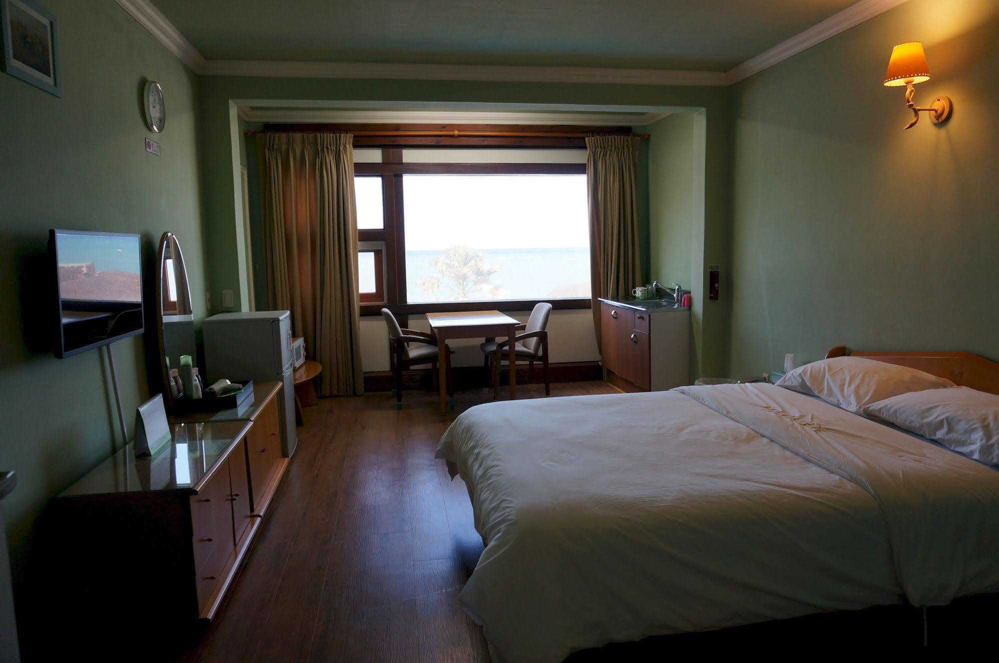 Park Beach Hotel Jeju Bagian luar foto