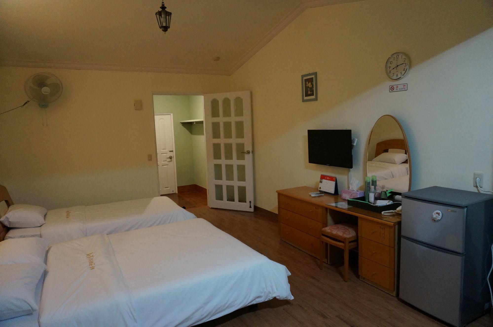Park Beach Hotel Jeju Bagian luar foto