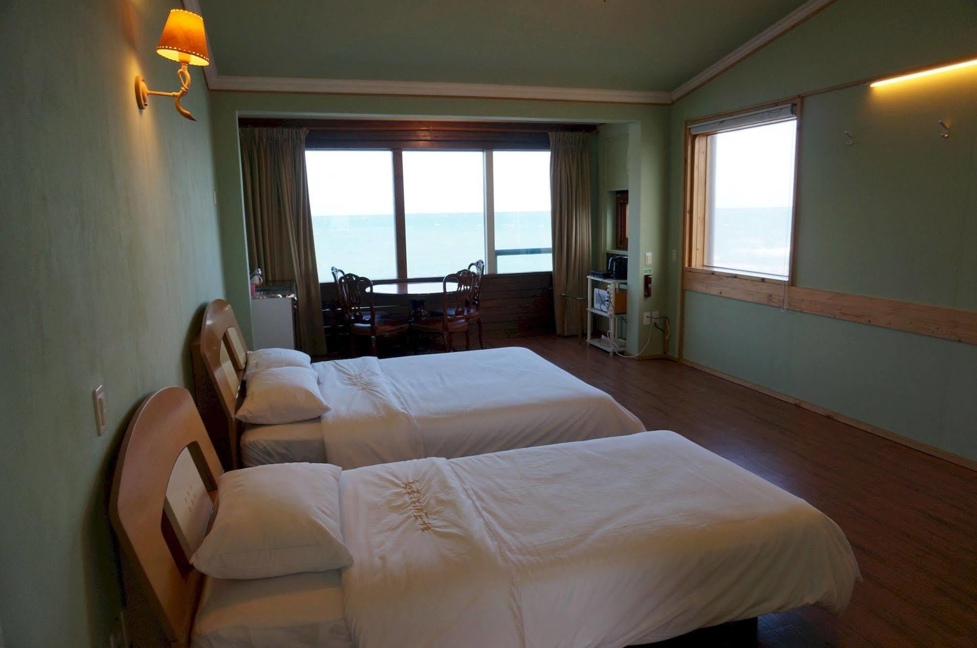 Park Beach Hotel Jeju Bagian luar foto