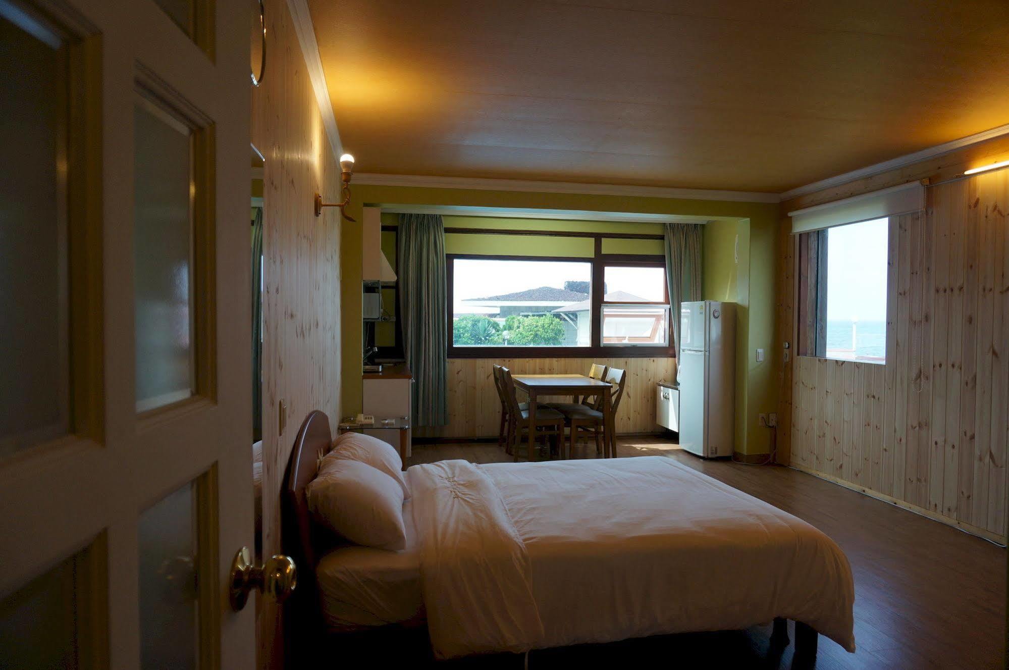 Park Beach Hotel Jeju Bagian luar foto