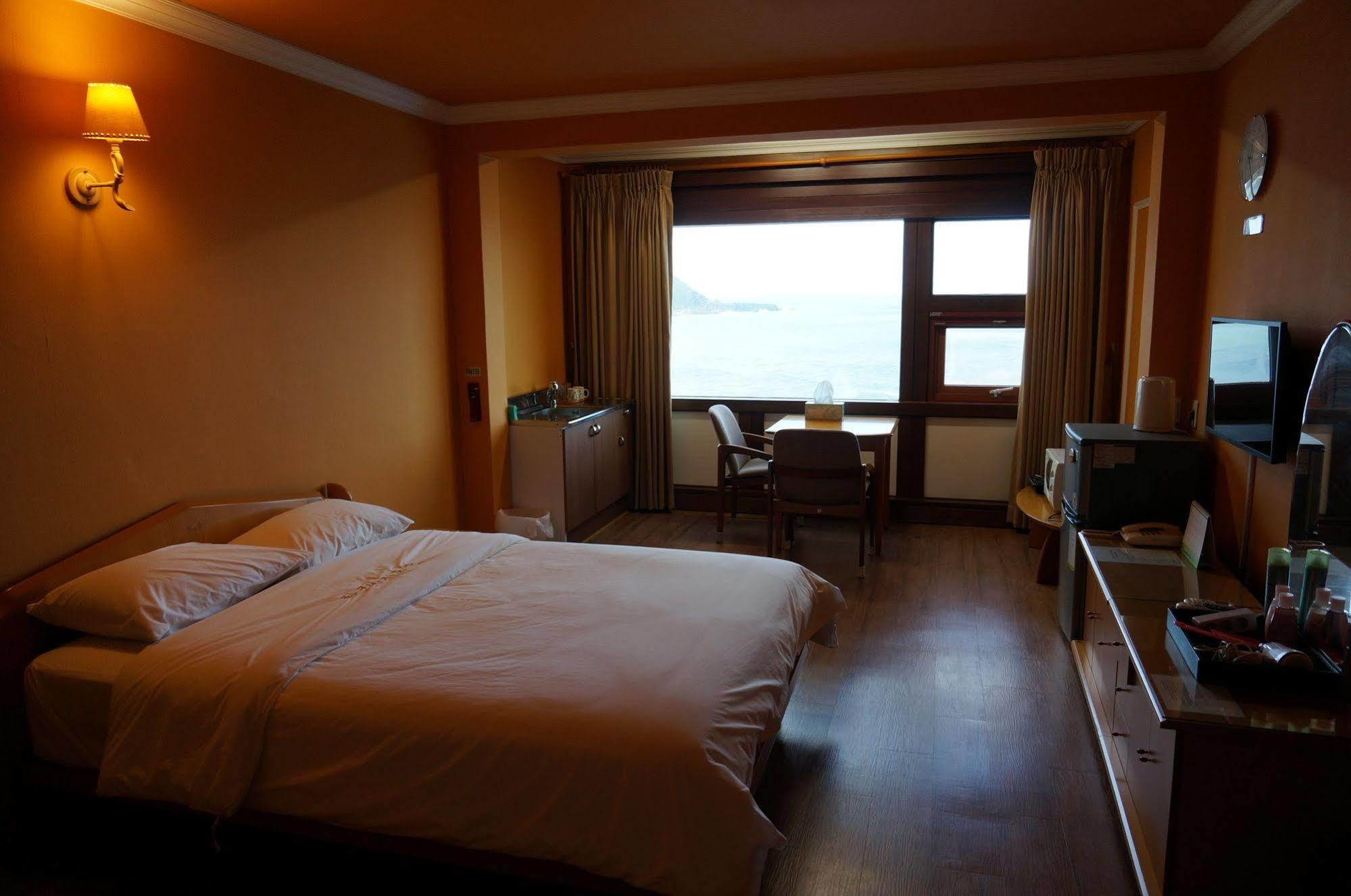 Park Beach Hotel Jeju Bagian luar foto